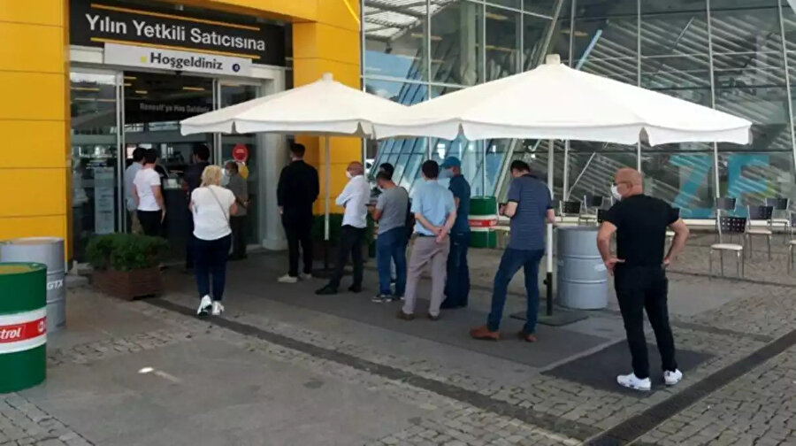 Bayiler önünde sıfır araç almak isteyenler kuyruk oluşturdu