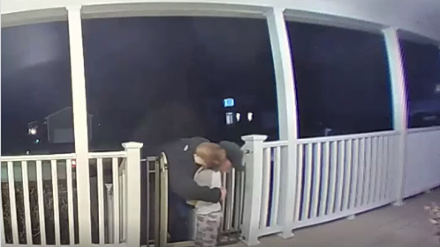 Çocuk adamı sonra öpmek istiyor, o ara annesi evden fırlıyor ve çocuğuna bağırıyor: No kisses! Yani Öpücük yok!