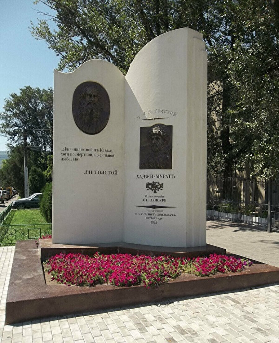 2012 senesinde inşa edilen Lev Tolstoy-Hacı Murat anıtı.