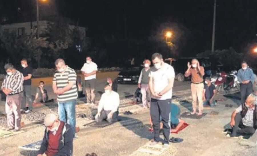 Kahvehane önünde namaz kılan bölge sakini