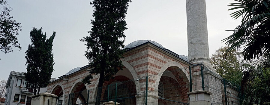 Atik Ali Paşa Camii, İstanbul’un Fatih ilçesine bağlı Çemberlitaş mahallesinde Yeniçeriler Caddesi üzerinde bulunan camidir.