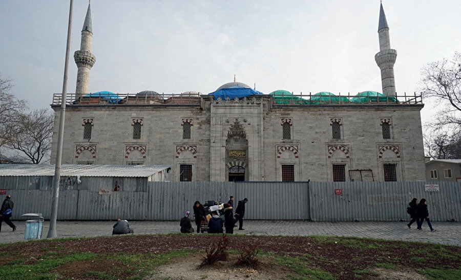 Bayezid camii, Osmanlı klasik dönem mimarisinin erken dönem eserleri arasında bir yapıdır.