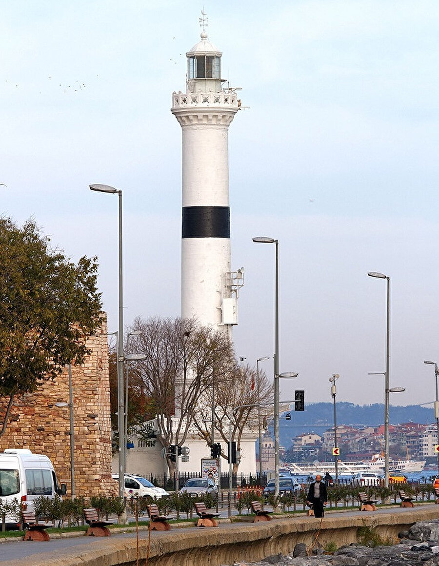 Ahırkapı Feneri, İstanbul Ahırkapı semtinde Marmara Denizi ve İstanbul Boğazı'na hizmet veren fenerdir. Deniz seviyesinden 36 metre yükseklikteki fener, 26 metre yüksekliğinde örme taş bir kuledir. 