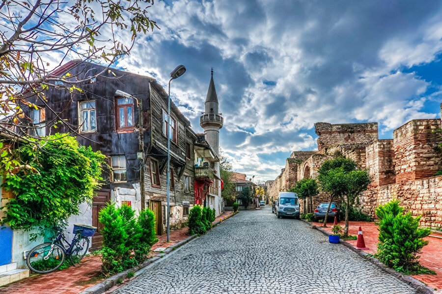 Fatih, tarihî yarımada (Suriçi) denen ve İstanbul şehrinin kurulup geliştiği bölgenin tamamını kaplayan ve valilik, büyükşehir belediye başkanlığı, emniyet müdürlüğü ve şehrin vergi dairesi gibi kurumların yer alıyor olmasıyla İstanbul'un merkezi sayılan ilçedir.