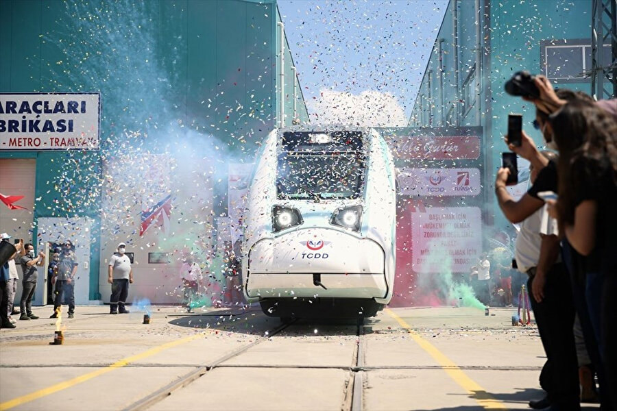 İlk yerli ve milli elektrikli treni Sakarya'da görücüye çıktı