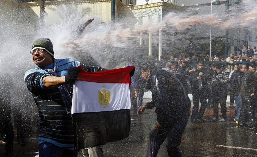 Mübarek rejimine son veren 25 Ocak'taki gösterilere Mısır polisinin müdahalesi. 