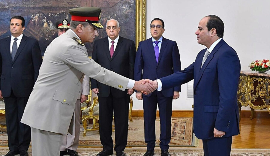 Muhammed Zeki, savunma bakanı olarak yemin ettikten sonra Mısır Cumhurbaşkanı Abdulfettah es-Sisi ile tokalaşırken görülüyor.
