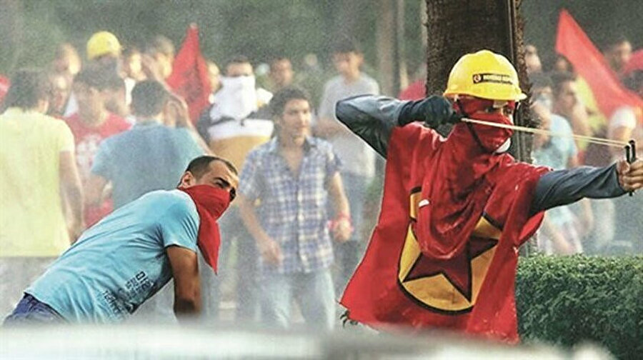 Gezi kalkışmasında beyinlerindeki gider borularını pankart pankart ifşa edenler, Cumhurbaşkanımızın annesi ve eşini küfür lağımlarına gark etmek isteyen kanalizasyon boruları karşısında hangi CHP'li tek bir söz söyledi. 