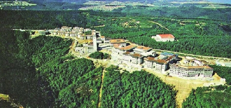 Görülüyor ki; arsız tüketici denilen yaratık kendisine ‘hak’ olarak belletilen şeylerden, ne hümanizma ne de Allah adına feragat edemiyor. Durum böyle olunca, “özgürlüklerin şer lehine bükülmesi” de kaçınılmaz oluyor.