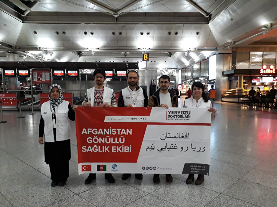 Afganistan Gönüllü Sağlık Ekibi İstanbul'da Havalimanında.