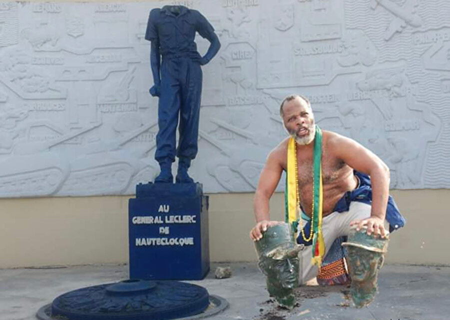 Aktivist Essama Fransız sömürgecilerin Douala kenti meydanına 1948'de diktikleri General Philippe Leclerc heykelinin başını tam 7 kere eliyle kopardı.