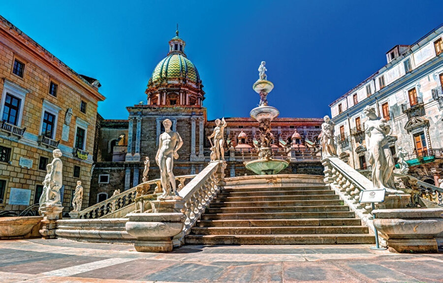  Norman istilasını takiben, Palermo 1130 dan 1816 tarihine kadar yeni bir krallık olan Sicilya Krallığı'nın başşehri oldu.