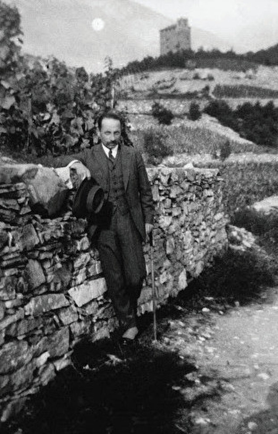 Yazarın yaşamını belirleyen olaylar, onun sanatında da büyük değişimlere yol açmıştır.