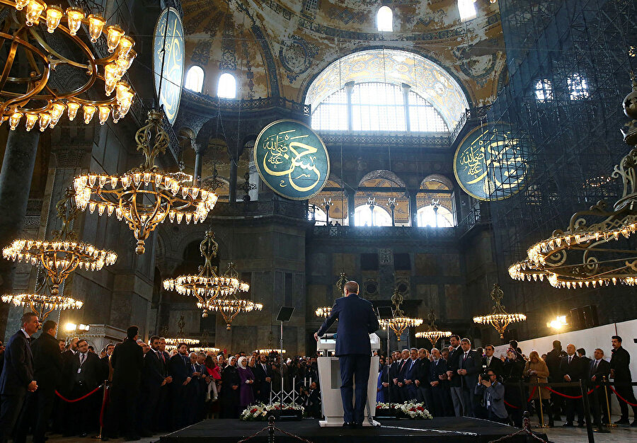 2018'de Cumhurbaşkanı Erdoğan, Ayasofya'da İstanbul Yeditepe Bienali açılışında konuşurken- Arşiv