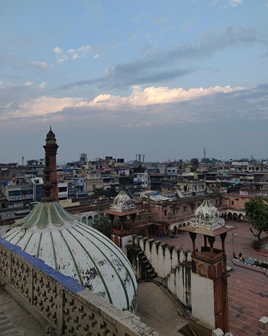 Cami, Delhi'nin en kalabalık semtlerinden birinin ortasında yer alır. (Fotoğraf: Abdulkadir Aksöz)