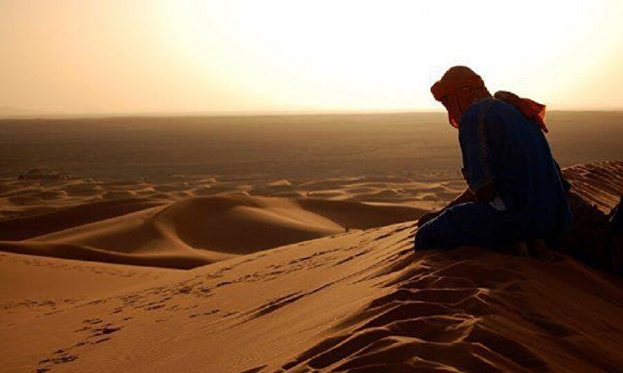  Kurumaya yüz tutmuş kuyusu, kumtaşı ve bezden yapılmış tek odalı ufak kulübesiyle koca çölün ortasında yalnız yaşıyordu.
