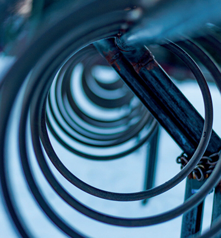 Düşünce metaforiktir ve karşılaştırma sayesinde meyvelerini verir; dilin metaforları ise buradan türer.