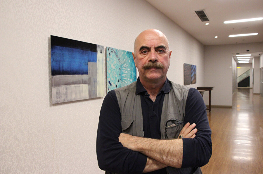 Ezel Akay, yönetmendir.