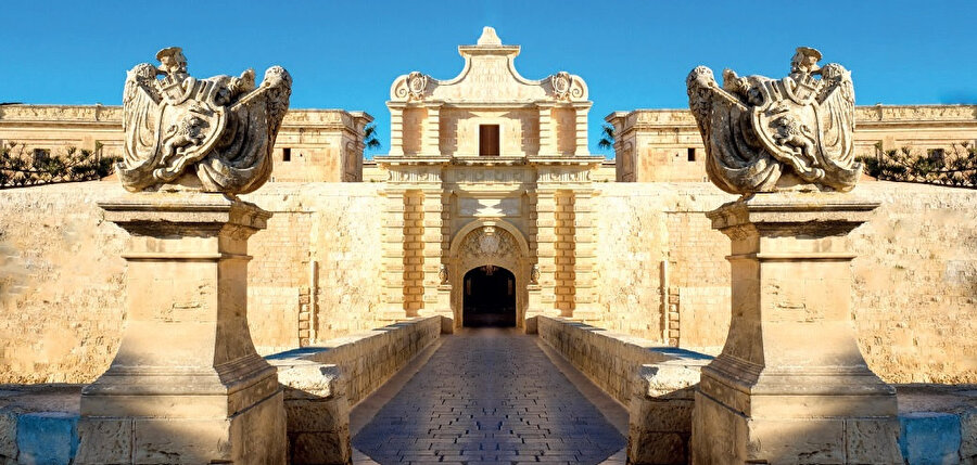 Takımadalar arasında en büyüğü olan Malta 237 km², Gozo 68 km² ve Comino 2 km² yüzölçümüne sahiptir.