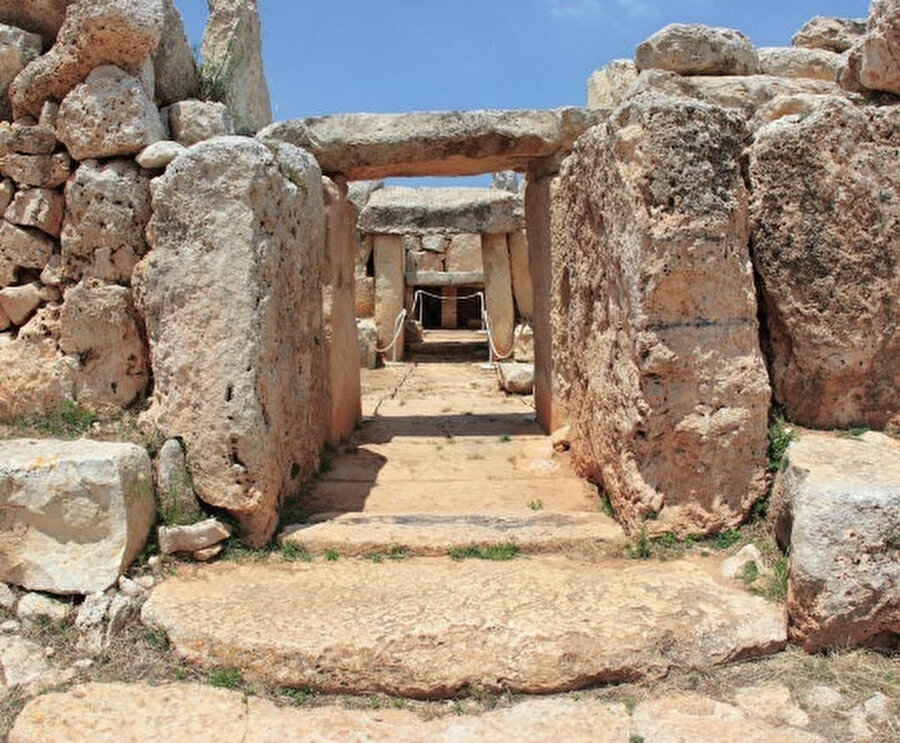 Neolitik dönemden yüzlerce yıl sonra 1530 yılında adaya gelen St.John'un emrindeki şövalyeler beraberlerinde bambaşka, zengin bir kültür getirdiler. 