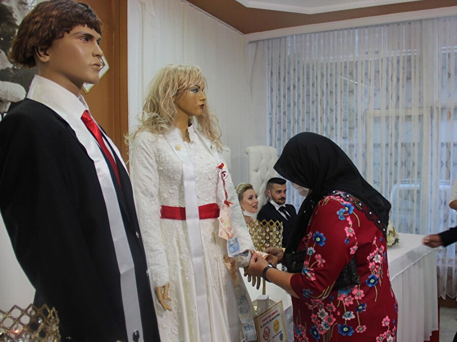 'Yeni normal' düğün görenleri şaşkına çevirdi: Takılar cansız mankenlere takıldı