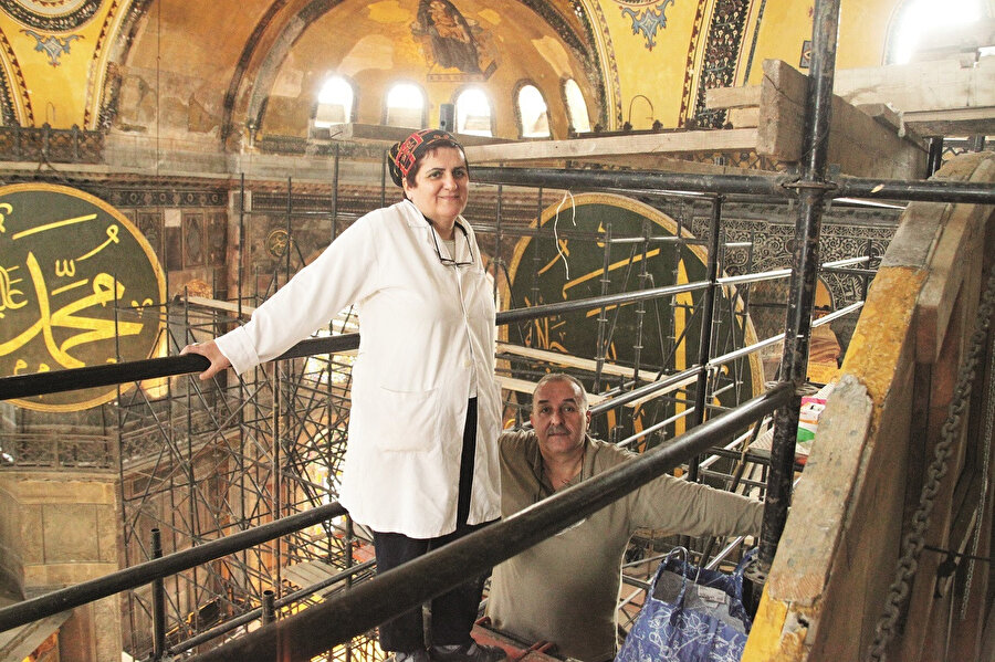 Sultan 2. Mustafa, hat levhasına imzasını şöyle yazmış “Sevvedehu el-Fakir derviş Mustafa Osmanî...” Yani “Bunu karalayan değersiz kişi...” diyor. Hani nerede kibir? Bugün 3 yıllık hattatların yanına kibirden yaklaşılmıyor, selam bile vermiyorlar.