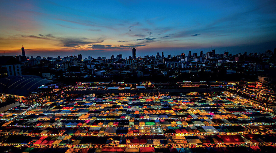 Petrus kaya gibi yuvarlanarak çıkar şehirden. Balıkçı Simun diye bağırıyordur sanki geçtiği yollar ona. 