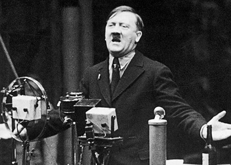 Hitler’i ortaya çıkaran Siyonist Yahudiler olduğu ileri sürülüyor.