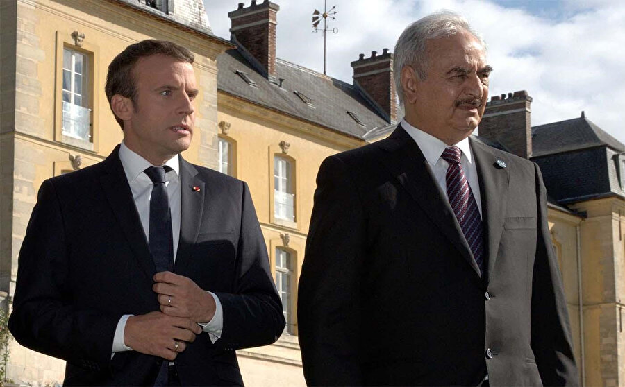 Fransa Cumhurbaşkanı Emmanuel Macron, Libya'nın doğusundaki gayrimeşru silahlı güçlerin lideri Halife Hafter'le birlikte.