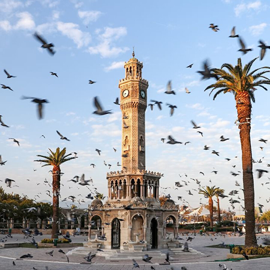 İzmir Körfezi çevresinde bulunan şehir, her yıl İzmir Enternasyonal Fuarı'nı düzenleyen önemli bir fuar merkezi ve liman kentidir.