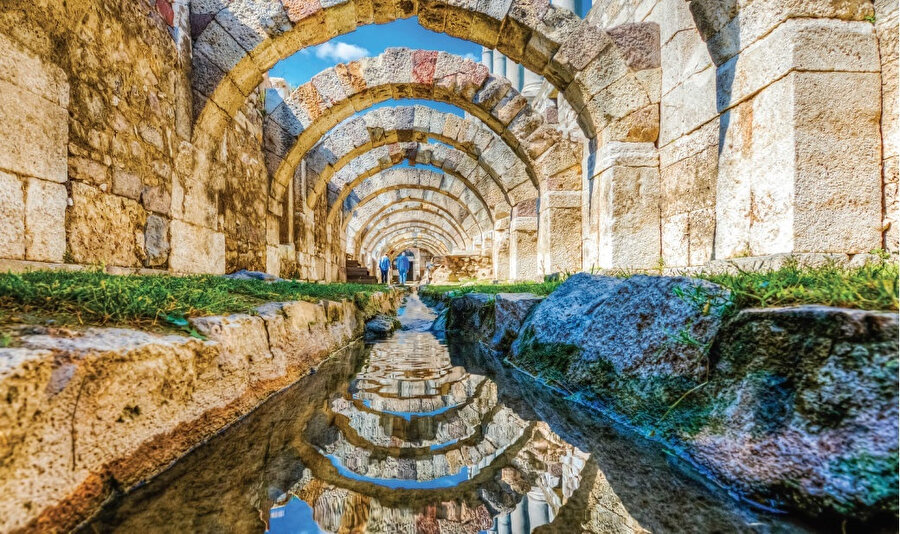  Antik Çağ'ın en ünlü kentleri arasında yer alan Efes, Roma'nın imparatorluk devrinde dünyanın en büyük kentlerinden biriydi. 