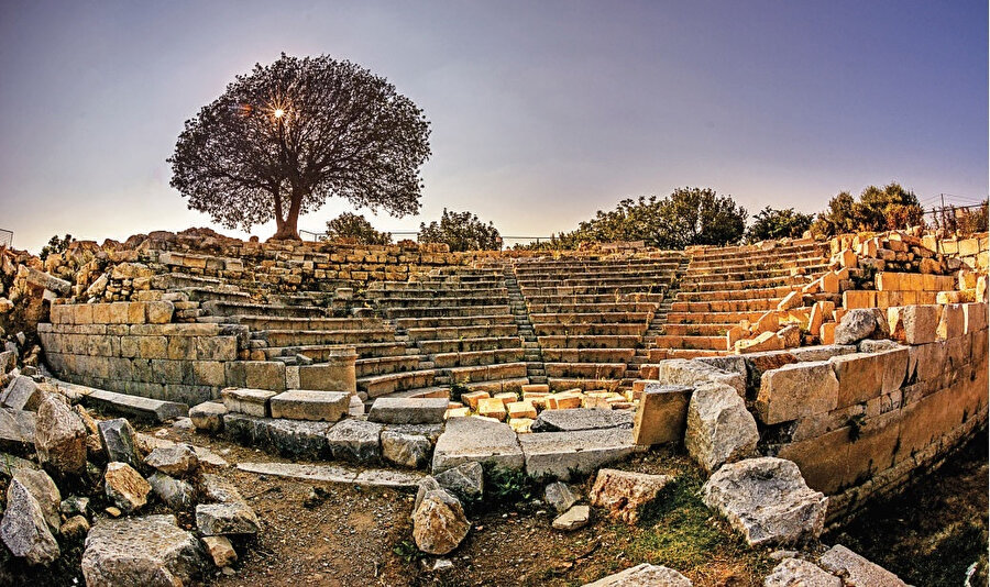 Eski İzmir (Smyrna) kentinin yerleşimi her ne kadar MÖ 3000 yılından çok daha geriye uzanmakta ise de yapılan son kazılarda henüz MÖ 3000 yıllarına kadar gidilebilmiştir.