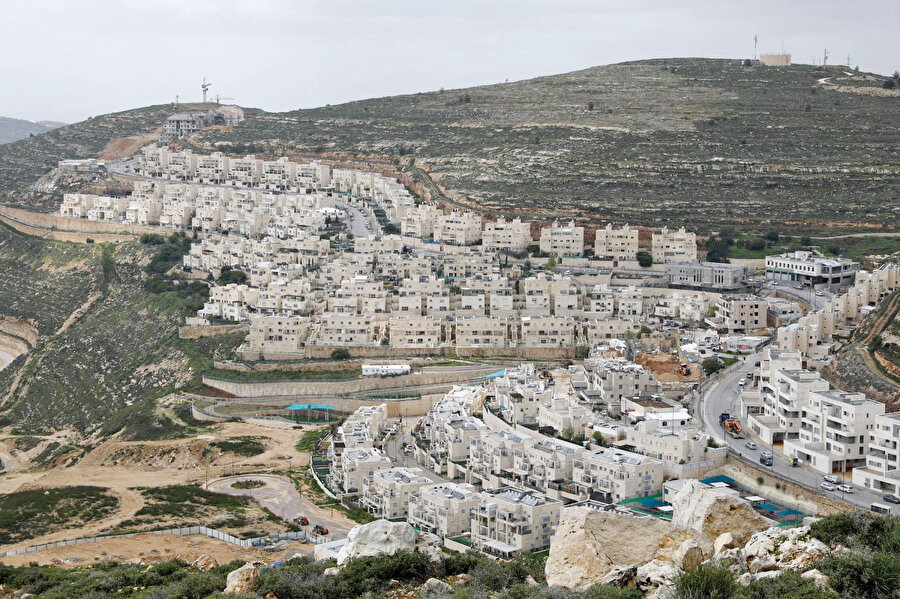 Tel Aviv’de binlerce kişinin katıldığı ‘Yahudi, Arap Mitingi’nde ABD’de polis şiddeti sonucu hayatını kaybeden George Floyd’un son sözlerine atıfta bulunularak “1948’den bu yana nefes alamıyoruz” pankartı açıldı. 