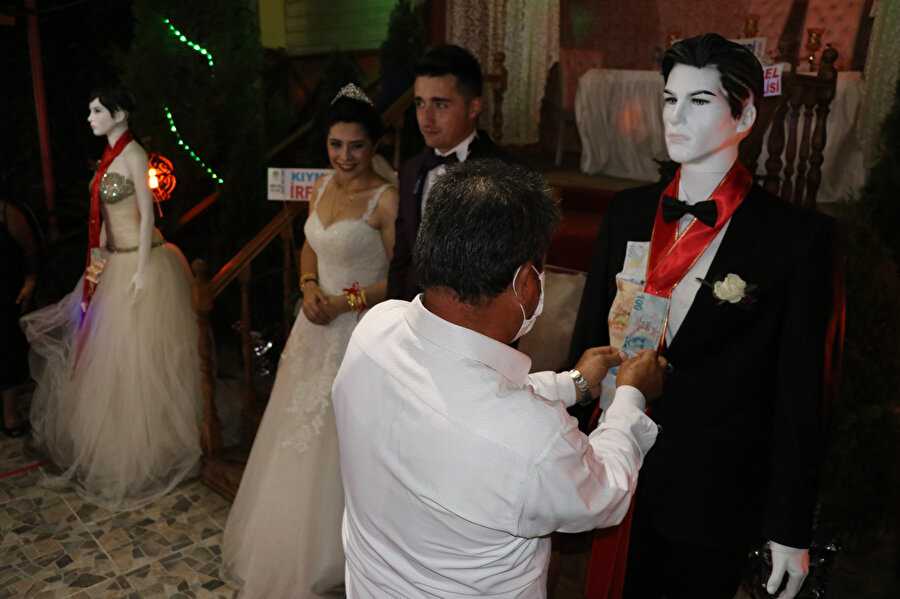 Karabük'teki düğünde takı töreni