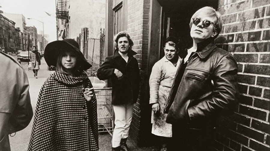 Ayrıca Nico ve The Velvet Underground'ı Andy Warhol keşfetmiştir.