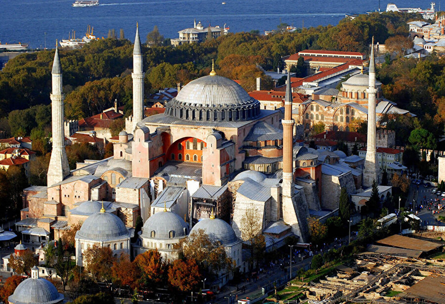 Ayasofya, Cumhuriyet’in ilanıyla cami olarak kullanılmaya devam etse de 1931 yılında kapatılan cami, 1935 yılında Bakanlar Kurulu kararıyla müzeye dönüştürüldü.