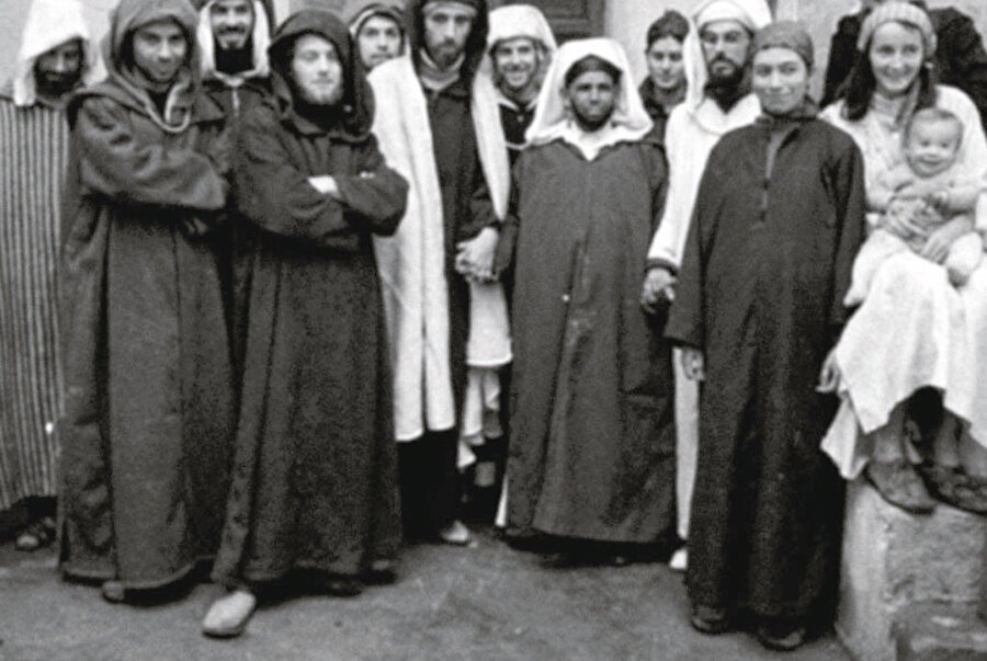  Topluluğun mensupları artık geniş bir halka oluşturuyor ve tasavvurlarındaki hayat tarzını sürdürmek için 1976’da İngiltere’nin Norfolk Bölgesi’nde yer alan Norwich’te “Müslüman köyü”nü kurmaya karar veriyorlar.