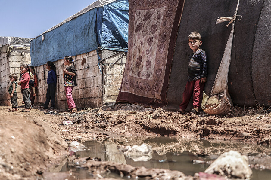 Sığınmacıların yaşam alanlarının hemen yanında biriken kirli sular.