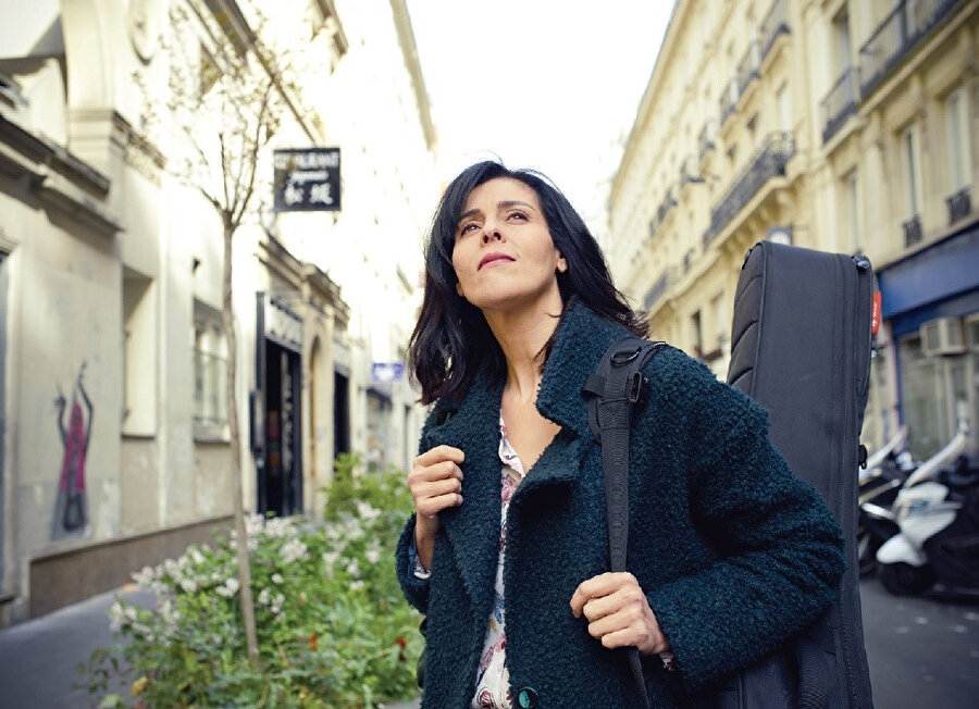 Souad Massi Cezayir'li şarkıcı, gitarist, söz yazarıdır.