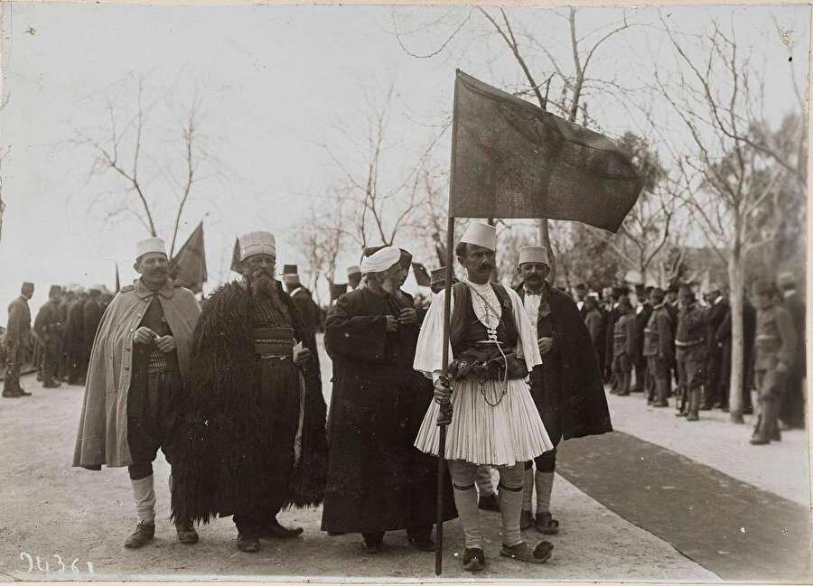 Sünni ve Bektaşi din adamları Arnavutluk bayrağı tutan yurtseverler ile yan yana 1914.