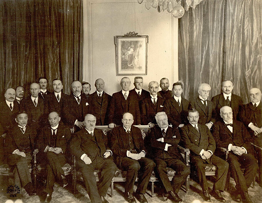 1919 Paris Barış Konferansı, Milletler Cemiyeti Komisyonu üyeleri, Yunanistan Başbakanı Venizelos (en önde sağda).