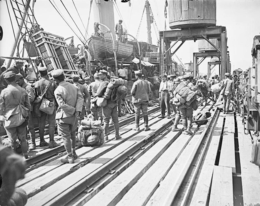 15 Mayıs 1919 günü İzmir'e çıkarma yapan Yunan askerleri.