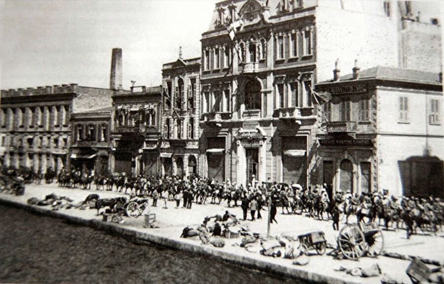 İzmir sahilinde muzaffer Türk ordusu 1922.