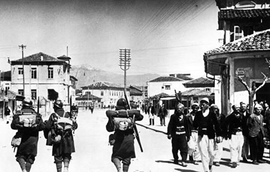 3 Arnavutluk askeri, kuzeye Yugoslavya’ya doğru ilerlerken görülüyor.