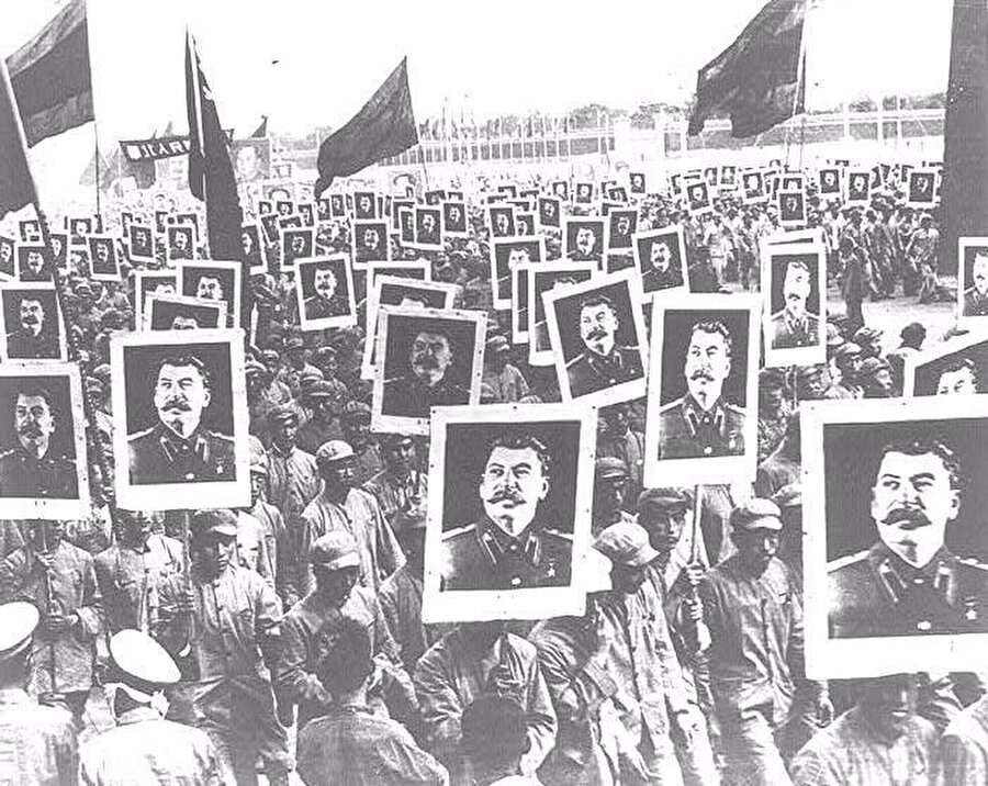 COMİNFORM, SSCB’nin ABD’nin Marshall Planı'na karşıt bir girişim olarak Polonya, Bulgaristan, Çekoslovakya, Romanya, Macaristan, Yugoslavya, Fransa, İtalya komünist parti liderlerini bir araya getirip oluşturduğu bir örgüttür.