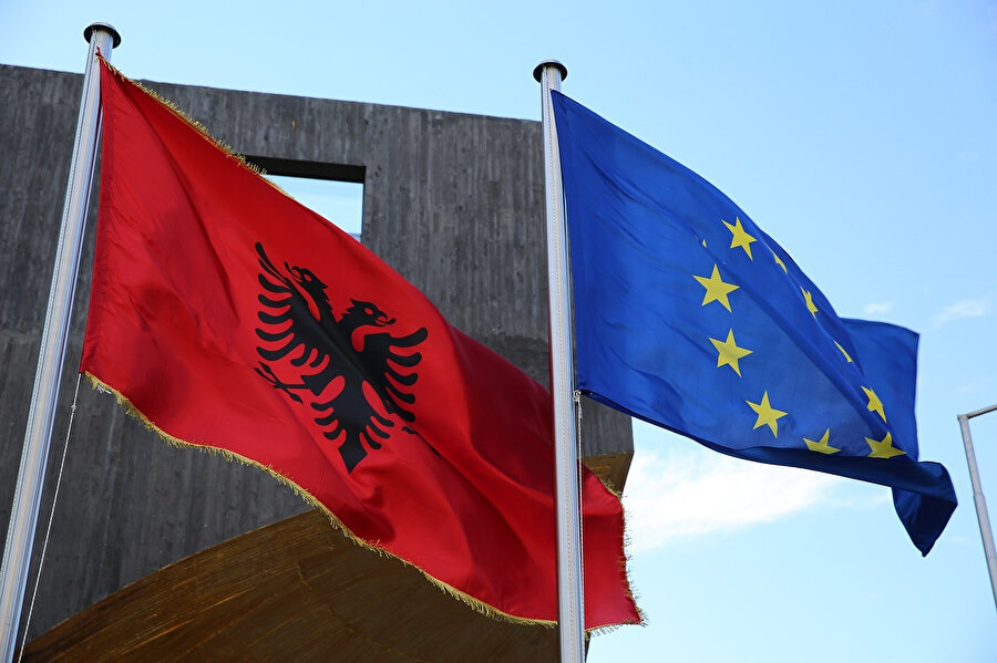 Arnavutluk, dış politika hedefini AB üyeliğine kilitlemiş durumda.