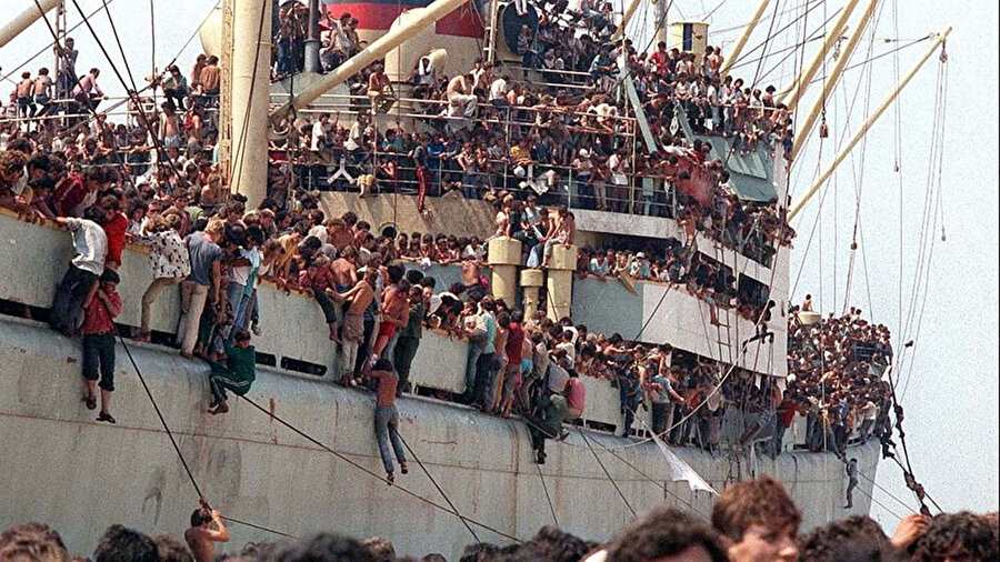1991'de İtalya'ya göç eden Arnavutlar.