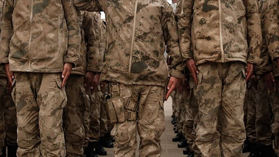 Kışlalar artık böyle boşalıyordu, Sametler, ağustos böcekleri böyle eksiliyordu işte.