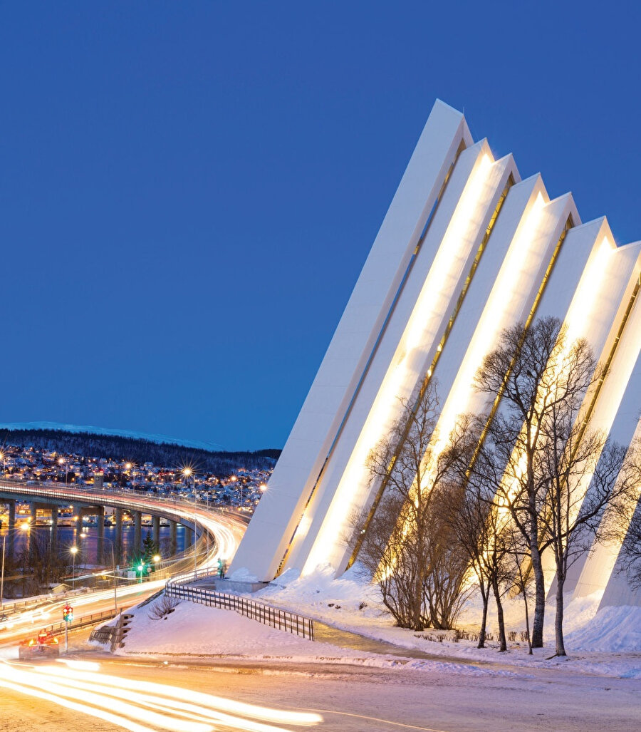 Arktik Katedral, 1965'te yapılmış modern kilise, muhtemel olarak Tromsø şehrindeki en önemli şehir simgesi mekandır.