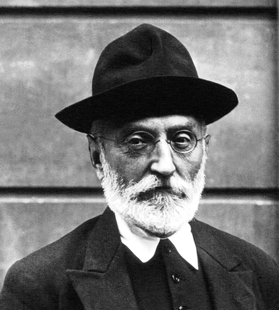 Gençliğimin Denizli’sinde okumuş yazmış, bilhassa medeniyetçilik anlatısına kapılan abiler arasında “köylü” Miguel de Unamuno’nun Aziz Manuel’indeki gibi “aptallaşma” yahut “uyuşuklukla” dahası “dar kafalılıkla” eş tutularak bir yerme ifadesi olarak sıkça geçerdi, tevil de edilmezdi üstelik.